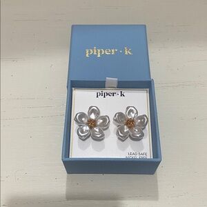 Piper K Pearly White and Gold Flower Earrings